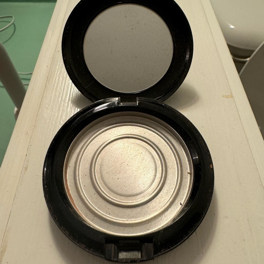 MAC Cosmetics Fafi Compact - Picture 3 of 3